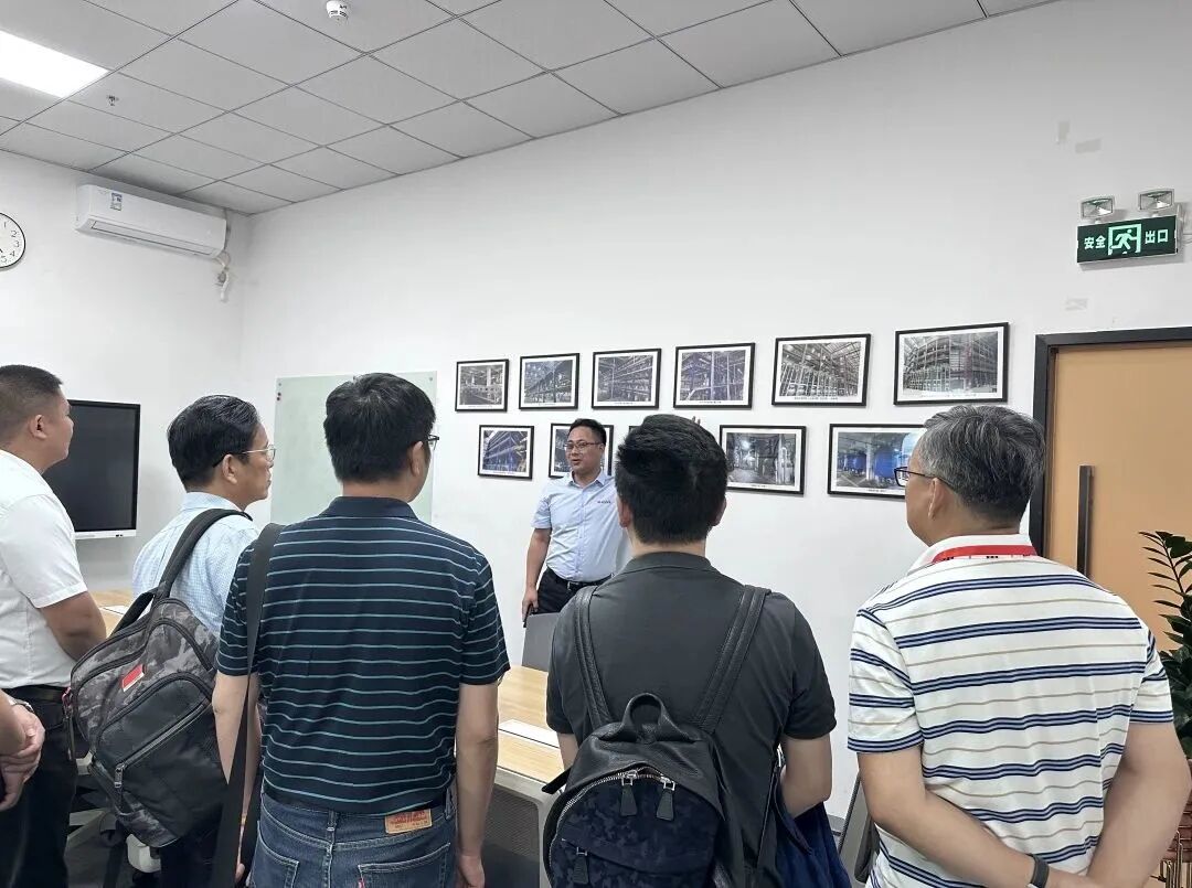 640NHU9M09X.jpg